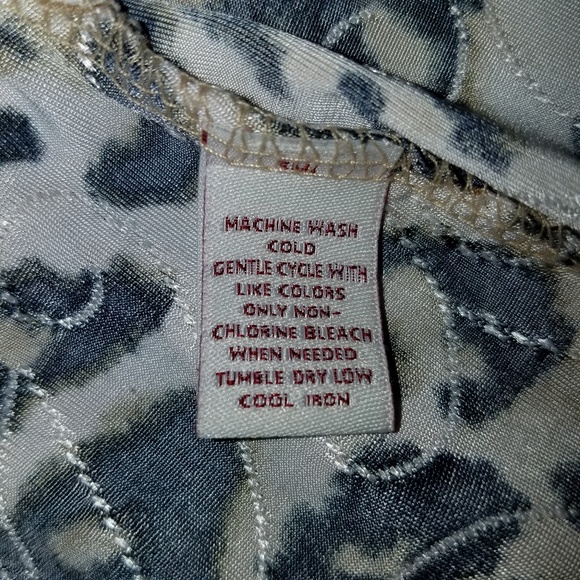 Woman's Top - Picture 5 of 5